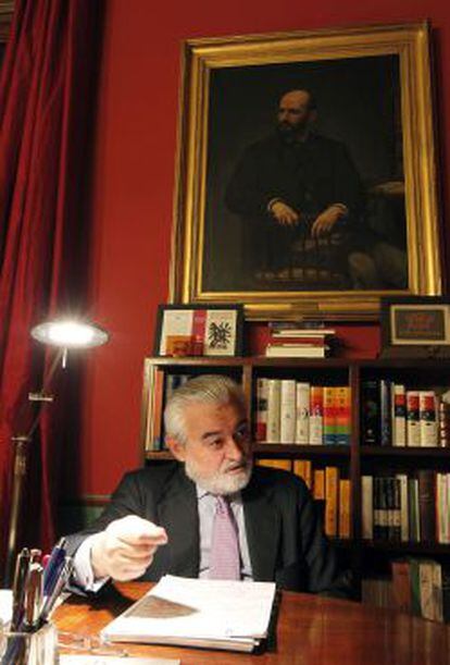 Darío Villanueva, en su despacho de director de la RAE, que domina un retrato de Pedro Antonio de Alarcón.