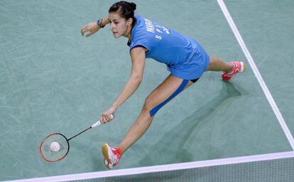Carolina Marín golpea de revés durante su final contra Wang Shixian.