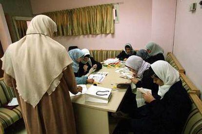 Un grupo de niñas atiende a la maestra en el taller de costura de la mezquita de Madrid.