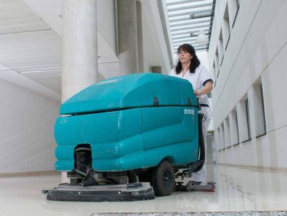 Una trabajadora de Grupo Norte realiza tareas de limpieza en un hospital