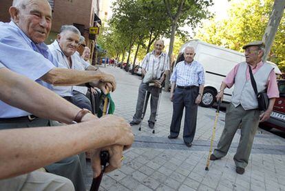 Usuarios del centro de mayores El Pozo charlan tomando el fresco ayer por la tarde.