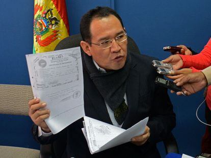 El fiscal general del Estado boliviano, Ramiro Guerrero, muestra un certificado falso del supuesto hijo de Morales.