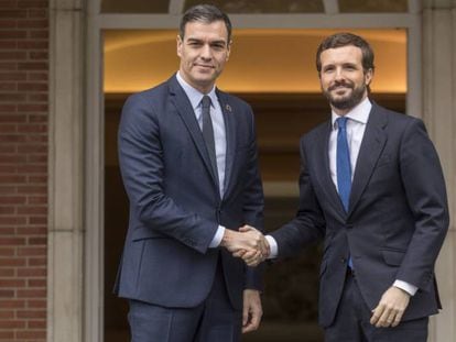 El presidente del Gobierno en funciones, Pedro Sánchez, recibe al líder del PP, Pablo Casado, el 17 de febrero.