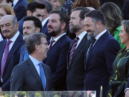 Alberto Núñez Feijóo (a la izquierda) y Santiago Abascal sonríen durante el desfile del pasado 12 de octubre.