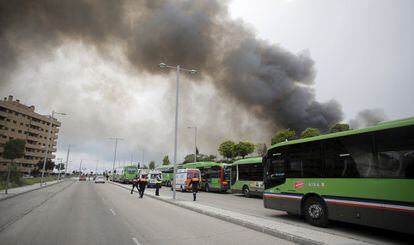 Autobuses preparados para evacuar a los vecinos de la urbanización de 'El Pocero', el 13 de mayo.