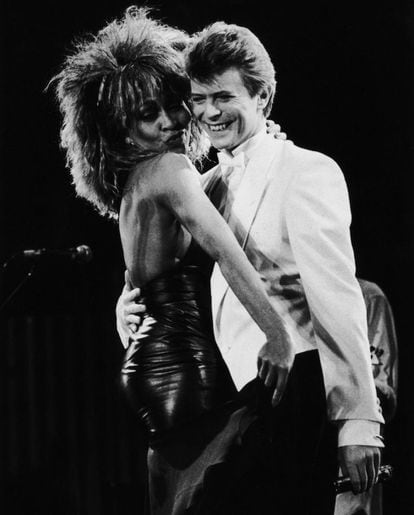La cantante con David Bowie, el hombre que apostó por ella antes que nadie, actuando en Birmingham en 1985.