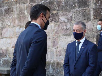 El presidente del Gobierno, Pedro Sánchez, saluda al lehendakari Iñigo Urkullu (d), a su llegada al Monasterio de Yuso antes de participar en la XXI Conferencia de Presidentes en San Millán de la Cogolla, La Rioja (España), el 31 de julio.