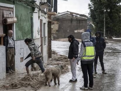 Los vecinos afectados por las lluvias en Ontinyent son desalojados.