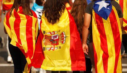 Una 'senyera', una bandera española y una 'estelada', en una manifestación.