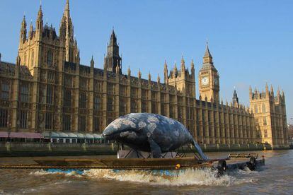 Réplica de una ballena gris en una protesta de WWF en Londres.