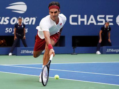 Federer devuelve escorado la pelota durante el partido contra Kyrgios, ayer en Nueva York.