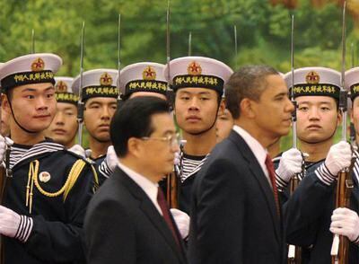 El presidente chino, Hu Jintao, acompaña a su homólogo Barack Obama durante el pase de revista a la Guardia de Honor en el Gran Palacio del Pueblo de Pekín.