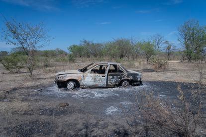Un auto quemado por un enfrentamiento el 15 de enero entre pobladores de Nueva América y el Ejército, en Chicomuselo.