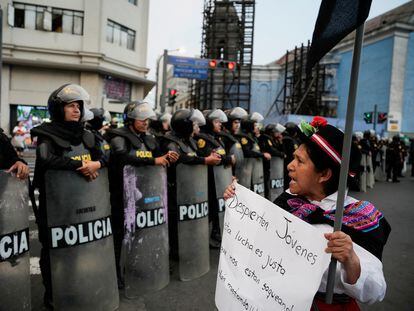 Una manifestante frente al despliegue policial movilizado este jueves en Lima.