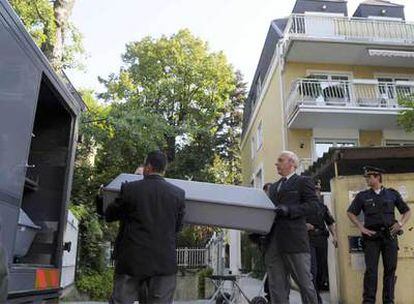 Miemros del departamento de Policía austríaca introducen en un vehículo del servicio funerario el ataúd con el cuerpo de una de los miembros de la familia asesinada en Viena