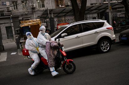 Sanitary workers, this Wednesday on a street in Beijing.