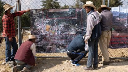Pobladores de Tecoltemi, en Puebla, enseñan un mapa de las concesiones mineras.