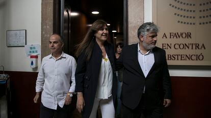 La ahora residenta suspendida del Parlament, Laura Borràs, flanqueada por el número dos de Junts, Jordi Turull (der.) y el presidente del grupo parlamentario, Albert Batet (der.)