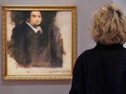 Una mujer ante 'Portrait d’Édouard Belamy', creado por un algoritmo, en la sala Christie’s de Nueva York.