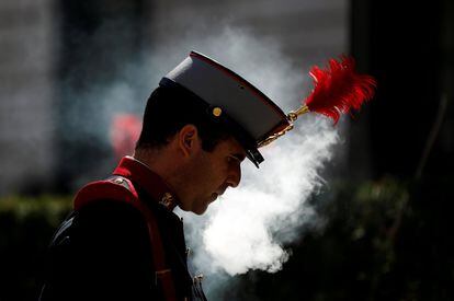 Un miembro de la Guardia Real exhala humo de un vaporizador antes de una ceremonia con el príncipe Saudí, Mohammed Bin Salman y la Ministra de Defensa española, Maria Dolores de Cospedal en Madrid (España).