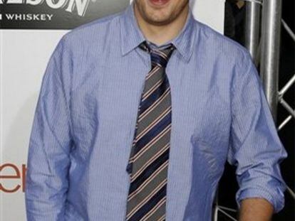 Jason Biggs, el protagonista de <i>American Pie</i>, ha sido atacado por un mono salvaje cuando estaba de vacaciones en Gibraltar. El actor estaba acompañado por otro de los protagonistas de la saga de películas, Eddie Kaye Thomas, cuyo representante ha explicado que "el mono trató de atacar a Jason para robarle comida de su bolsa pero Eddie consiguió quitárselo de encima y salvar el día". Tras el incidente los actores han decidido acortar su estancia en el Peñón y regresar a Estados Unidos.