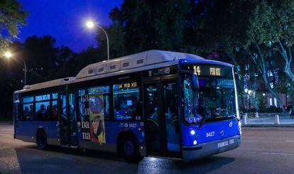 Un autobús de la línea 14 circulando por una calle de Madrid esta semana.