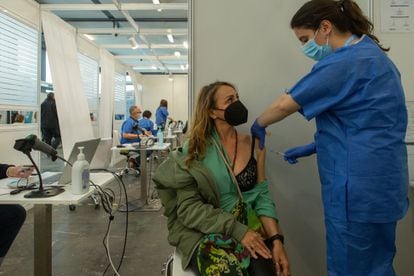 Una enfermera vacuna a una mujer en el centro de vacunación de Fira de Barcelona.