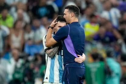 The Argentine coach, Lionel Scaloni, embraces Lionel Messi at the end of the match.