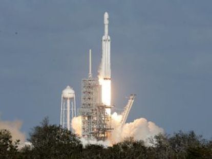 La compañía de Elon Musk prueba con éxito el Falcon Heavy, con capacidad para poner en órbita 64 toneladas de carga