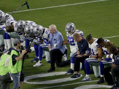 Los Dallas Cowboys, incluido su propietario Jerry Jones, se arrodillan antes del himno estadounidense en su &uacute;ltimo partido