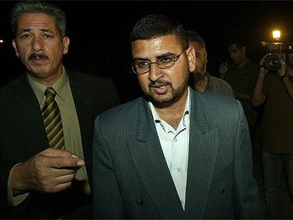 El portavoz de Hamás, Sami Abu Zuhre (derecha), a su llegada a la reunión con Mahmud Abbas, el líder de la OLP.