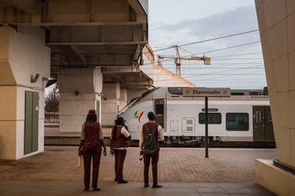 El Tren Express Regional (TER), que conecta a Diamniadio con Dakar. La inauguración del tren en diciembre de 2021 fue un hito en el poblamiento de la nueva ciudad, pero para moverse desde la estación hay que ir en mototaxi y transitar por vías sin asfaltar.