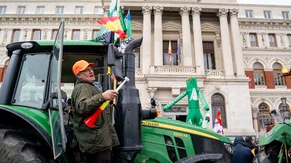Los agricultores se manifestaban con sus tractores ante el Ministerio de Agricultura, el pasado 15 de febrero.