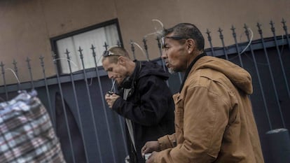 Un hombre fuma fentanilo en las calles de Albuquerque, Nuevo México, en diciembre de 2021.