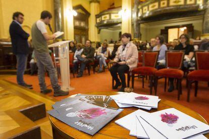 Lectura de poemas de Carlos Casares en la Sala de pleno del Ayuntamiento coruñés.