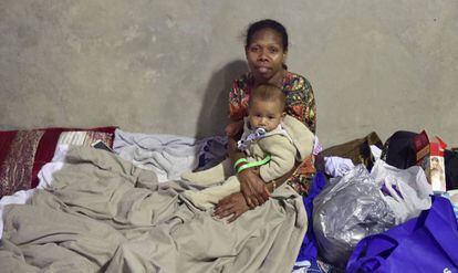 Una madre y su hijo en un refugio tras ser evacuadas.