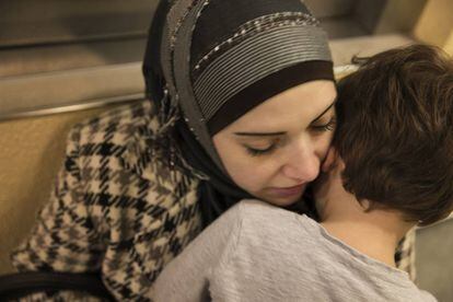 Afrae, farmacéutica siria refugiada en Alemania con su familia, y su hijo Majed.