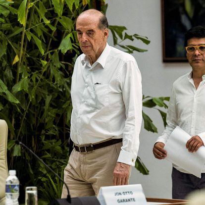 El canciller de Colombia, Álvaro Leyva, y el comisionado para la Paz, Danilo Rueda, caminan en el salón El Laguito del Palacio de Convenciones de La Habana, el 12 de agosto de 2022.