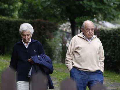 Pujol pasea el pasado mi&eacute;rcoles con su esposa, Marta Ferrusola, por Queralbs (Girona). 