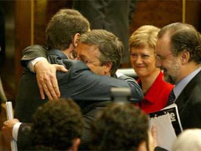 José Blanco, secretario de organización del PSOE, abraza a José Luis Rodríguez Zapatero tras la votación.