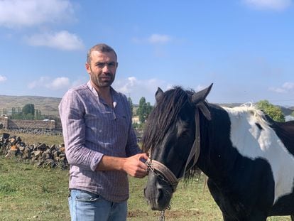 Gor, en su granja de caballos, en Sevan. 