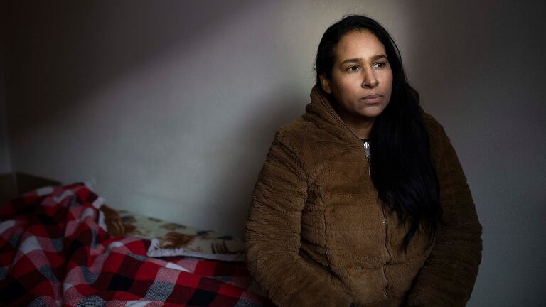 Esther Villazón volvió a un pueblito pequeño cerca de Valledupar, en Colombia, a mediados de enero, después de vivir un año y medio en Puerto Sagunto, en Valencia. Retrato de Esther en la habitación de acogida que la asociación AESCO le proporcionó hasta coger su vuelo en Madrid.
