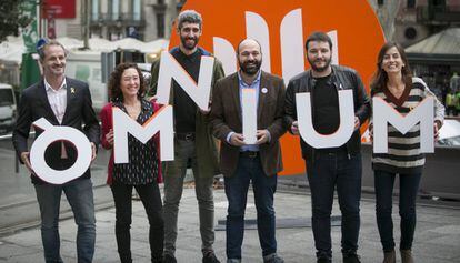 Jordi Cabré (izquierda), Maite Carranza, Victor Garcia, Marcel Mauri (vicepresidente de Òmnium), Carles Rebassa y Nuria Franquet.