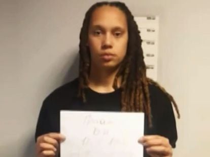 La estrella de baloncesto estadounidense Brittney Griner tras su detención en Rusia, en un fotograma de un video emitido por la televisión pública de ese país.