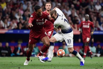 El jugador del Tottenham Harry Kane disputa un balón con Virgil van Dijk.