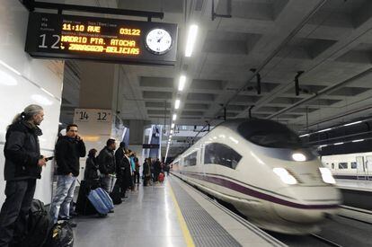 Un tren AVE a l'estació de Girona.