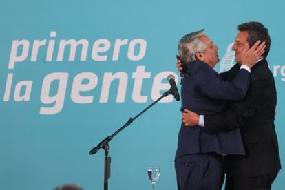 El presidente de Argentina, Alberto Fernández, felicita a Sergio Massa luego de la toma de juramento como nuevo ministro de Economía, el 3 de agosto.