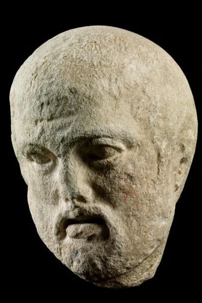Mármol que simboliza la cabeza de un hombre con barba y que formaba parte de la figuración del mito de la Centauromaquia.