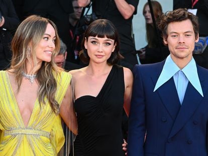 Olivia Wilde, Sydney Chandler y Harry Styles, parte del equipo de 'Don't Worry Darling', convertida ya en la película más comentada del Festival de Venecia por motivos extracinematográficos.