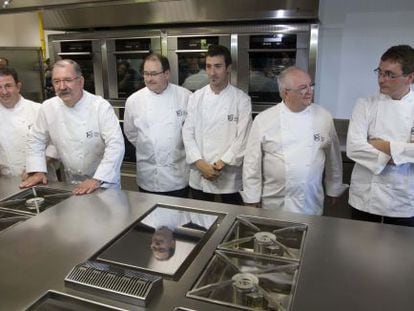 De izquierda a derecha, Mart&iacute;n Berasategui, Pedro Subijana, Hilario Arbelaitz, Eneko Atxa, Juan Mari Arzak y Andoni Luis Aduriz. 